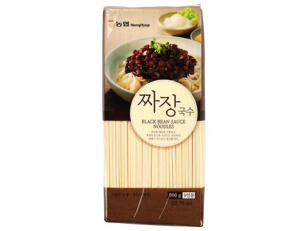 Nudeln für Korean. Schwarze Bohnensauce