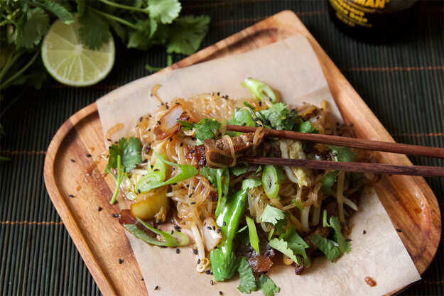 SHIRATAKI NOODLES WITH STIR-FRIED ROAST BEEF AND VEGETABLES