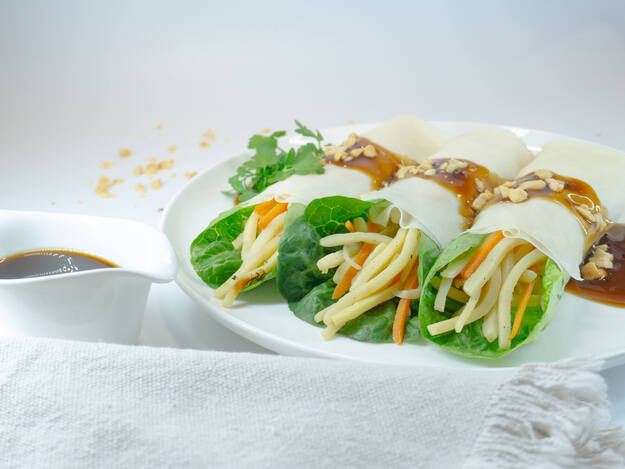 Spring rolls with bamboo shoots and peanut sauce