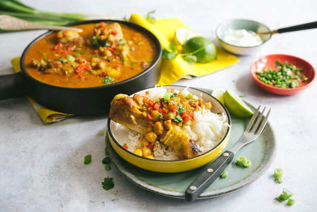 gele curry met drumsticks op thaise wijze